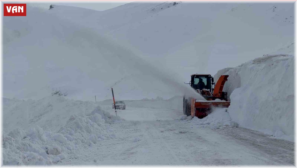 Van-Bahçesaray Karabet Geçidi'nde kar kalınlığı 2 metre 64 santimetreye ulaştı