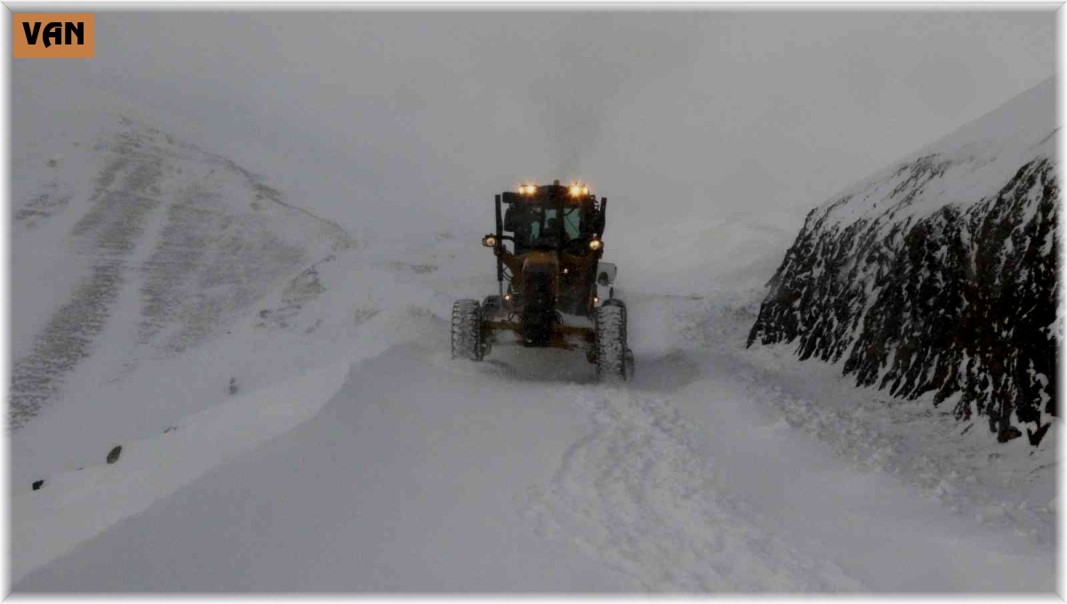 Van-Bahçesaray tek şeritten ulaşıma açıldı