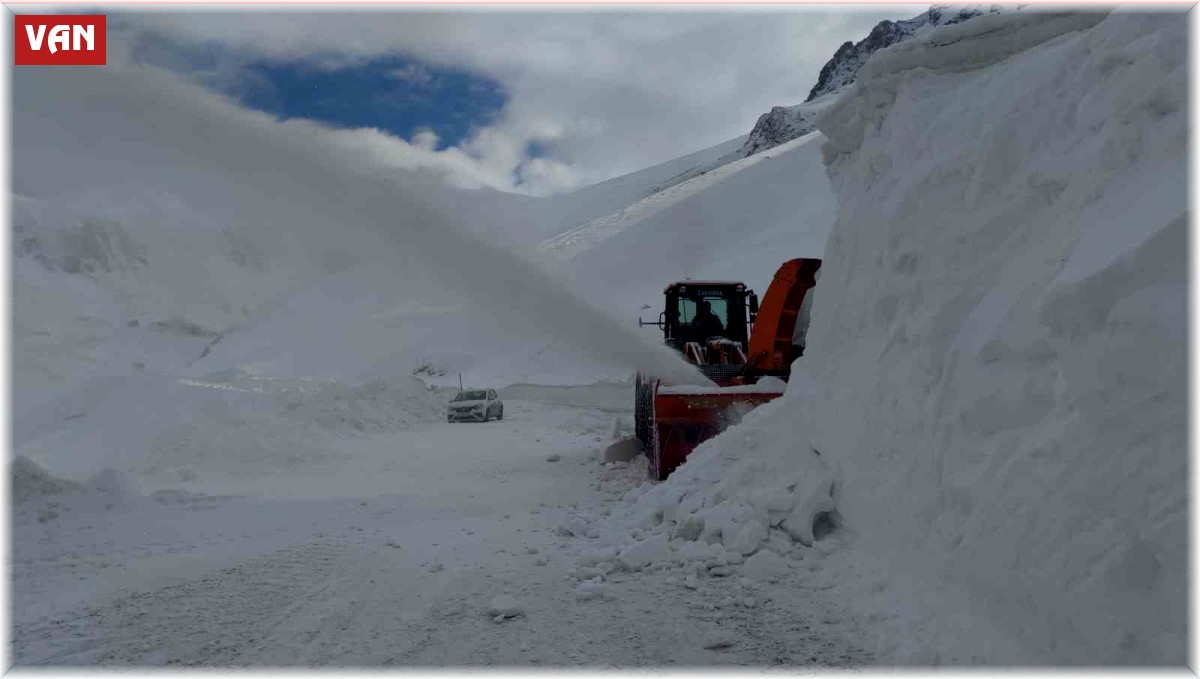 Van-Bahçesaray yolu 42 gün sonra ulaşıma açıldı