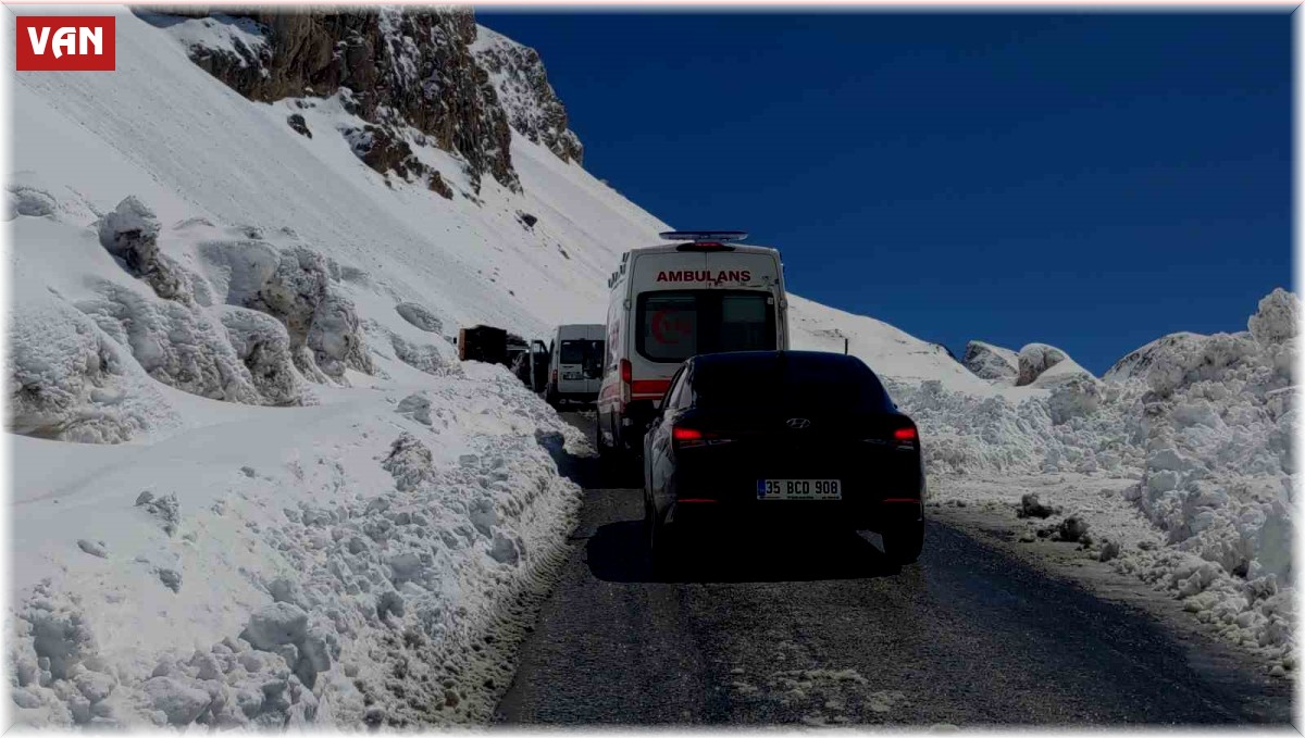 Van-Bahçesaray yolu tek şeritten ulaşıma açıldı