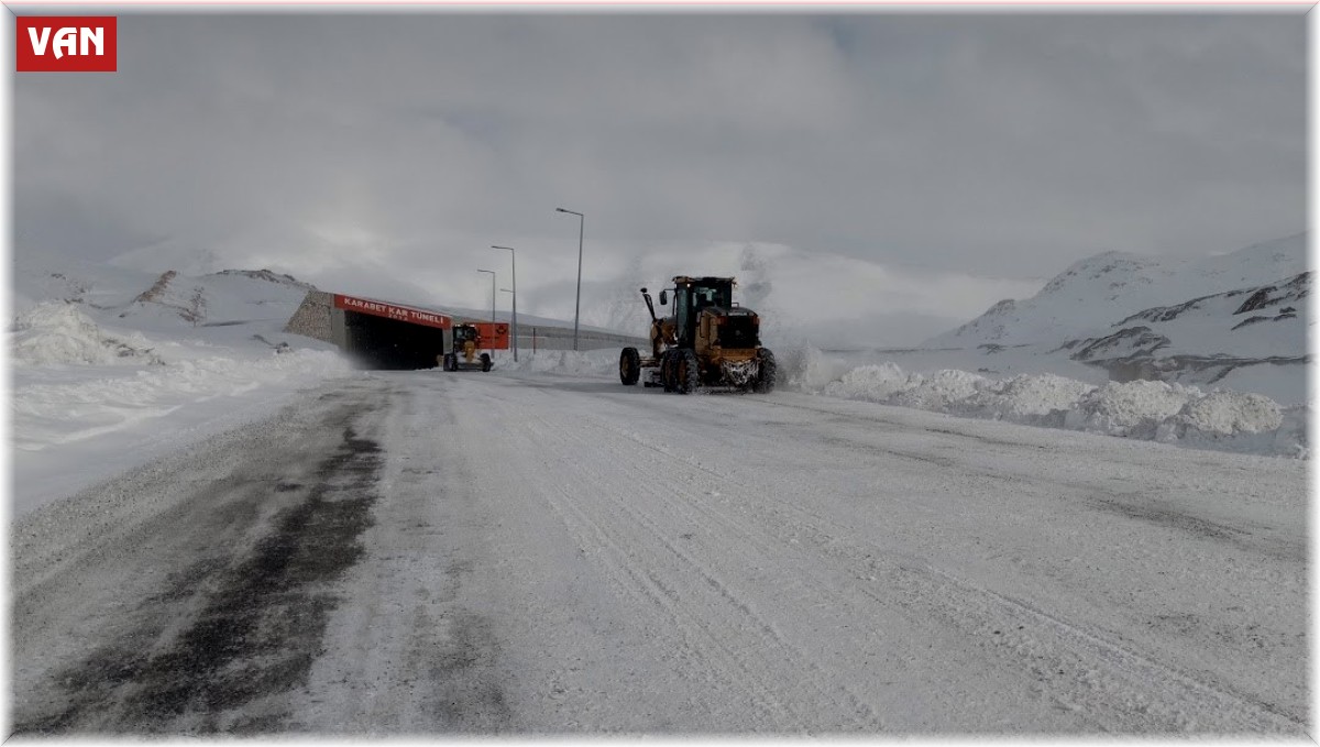 Van-Bahçesaray yolu ulaşıma açıldı