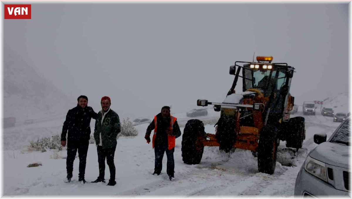 Van-Bahçesaray yolu ulaşıma kapandı, onlarca araç mahsur kaldı