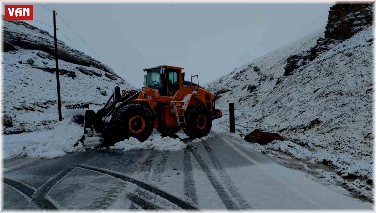 Van-Bahçesaray yolu ulaşıma kapatıldı