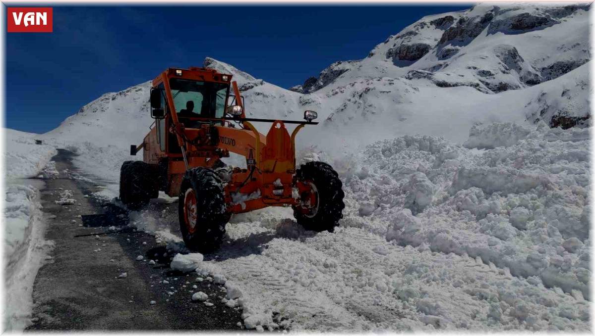 Van- Bahçesaray yolunda genişletme çalışmaları tamamlandı