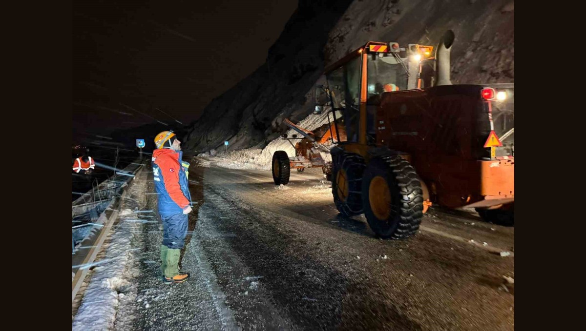 Van-Bitlis karayoluna çığ düştü