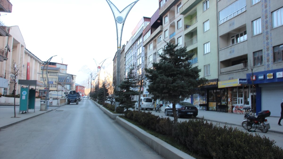 Van, Bitlis, Muş ve Hakkari'de cadde ve meydanlar boş kaldı
