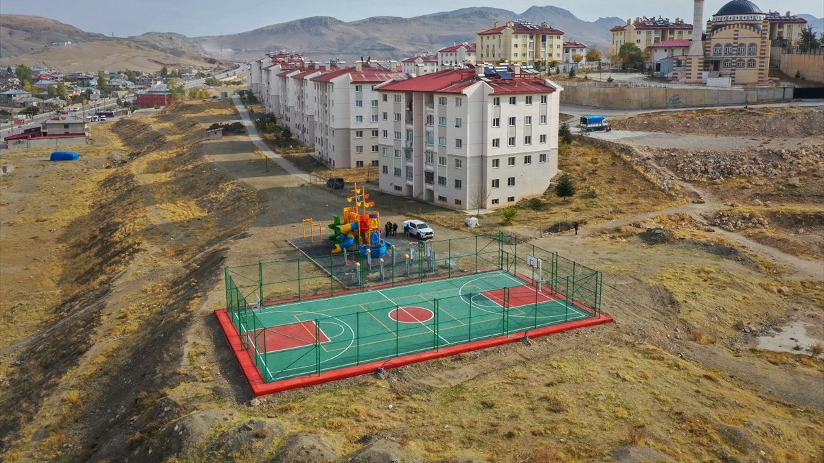 Van Büyükşehir Belediyesi 10 mahalleye spor sahası kurdu