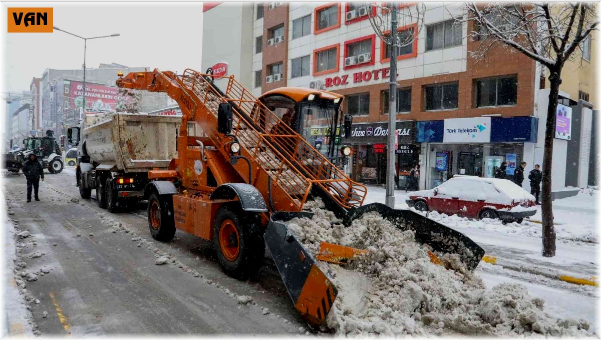 Van Büyükşehir Belediyesi 120 bin ton kar taşıdı