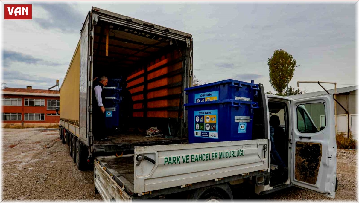 Van Büyükşehir Belediyesi 13 ilçeye plastik çöp konteyneri dağıttı