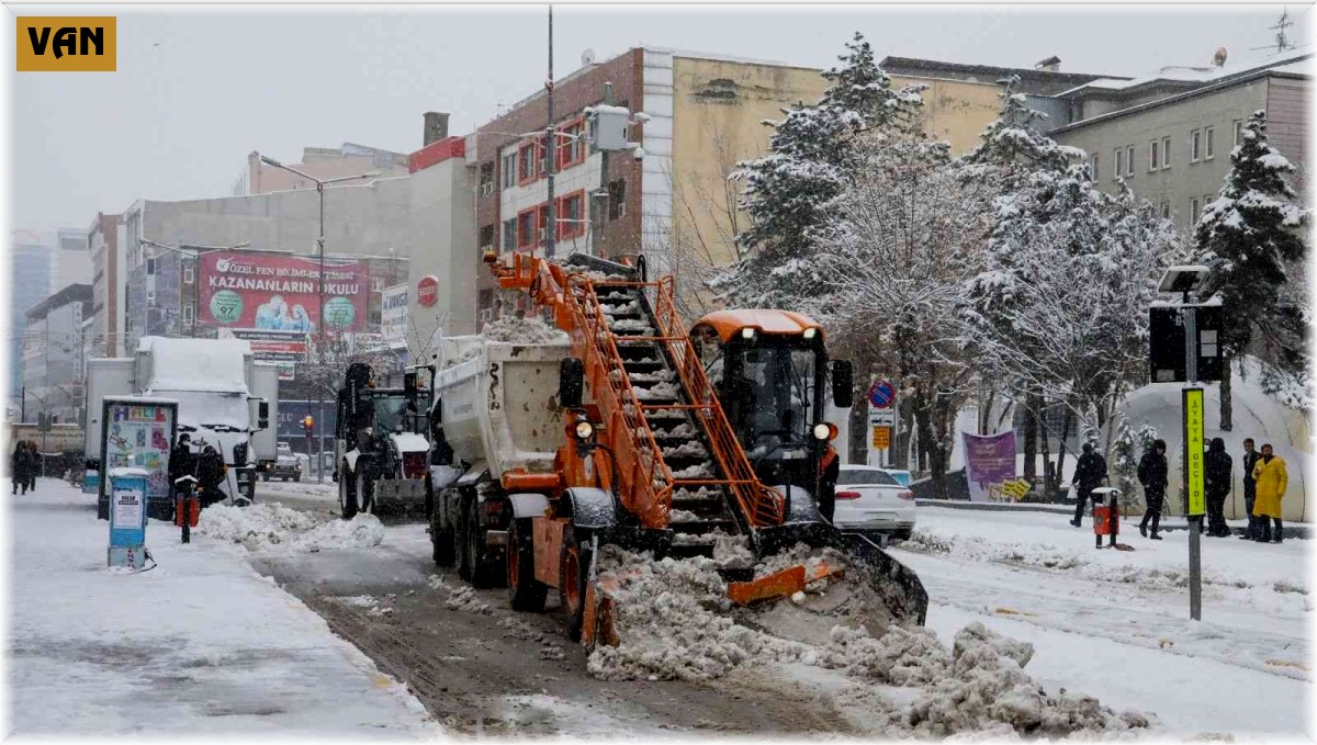 Van Büyükşehir Belediyesi 24 saat içerisinde 9 bin ton karı şehir dışına taşıdı