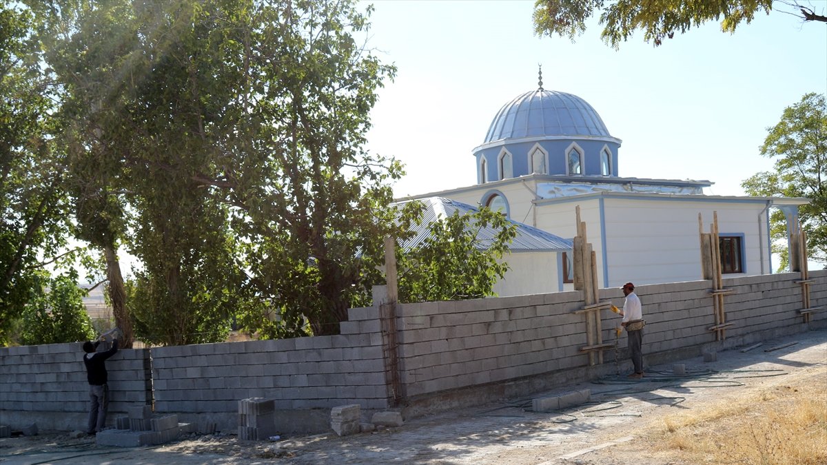 Van Büyükşehir Belediyesi 3 türbeyi onardı