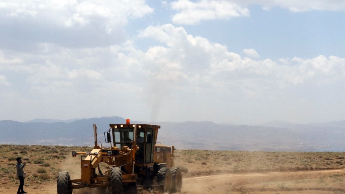 Van Büyükşehir Belediyesi 800 kilometre arazi yolu açtı