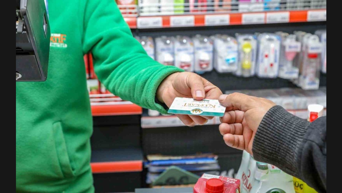 Van Büyükşehir Belediyesi bin 812 aileye sosyal kart dağıttı