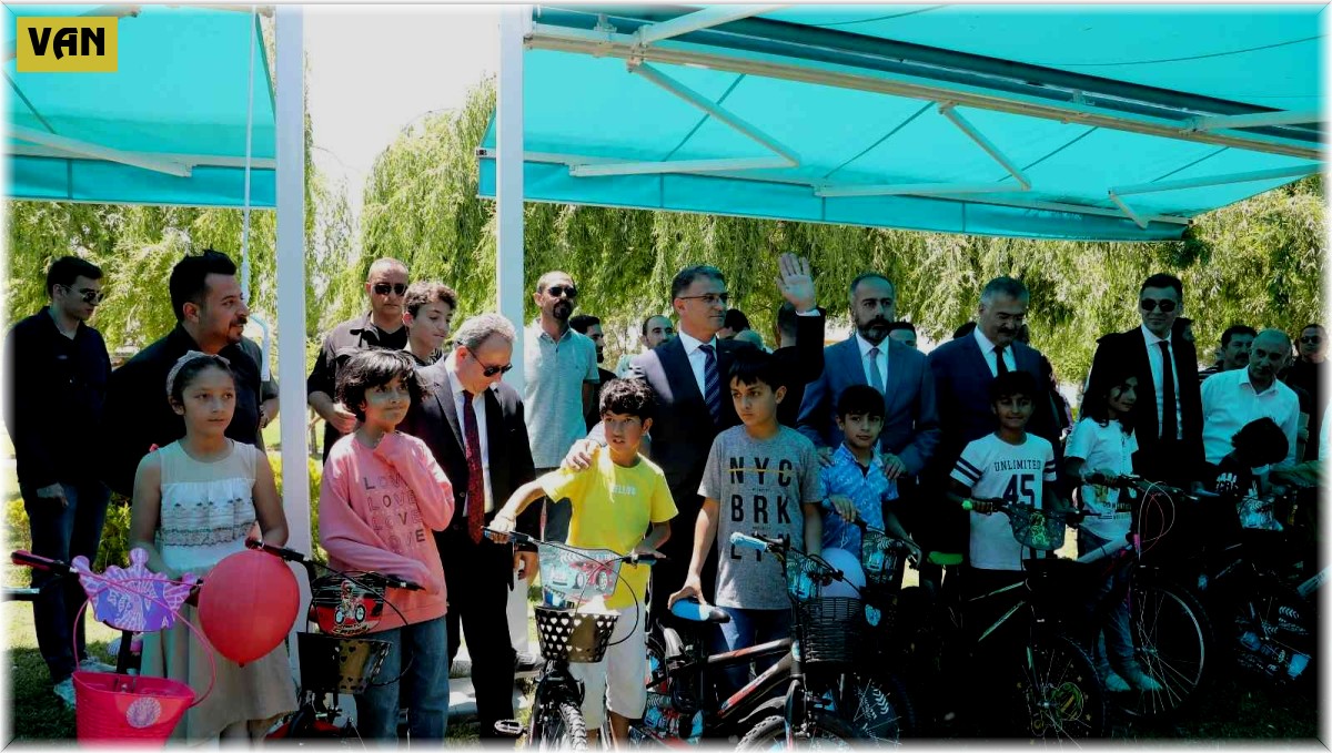 Van Büyükşehir Belediyesi bin çocuğa bisiklet hediye etti