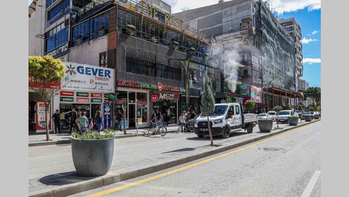 Van Büyükşehir Belediyesi caddelere gül suyu sıktı