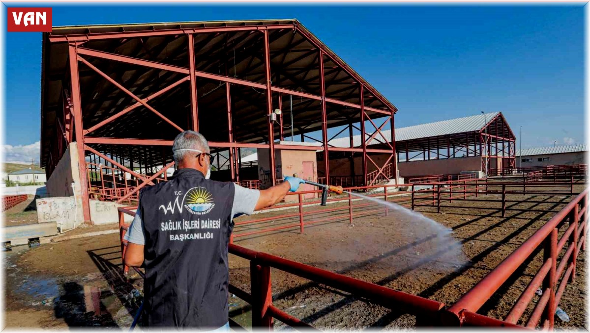 Van Büyükşehir Belediyesi canlı hayvan pazarını ilaçladı