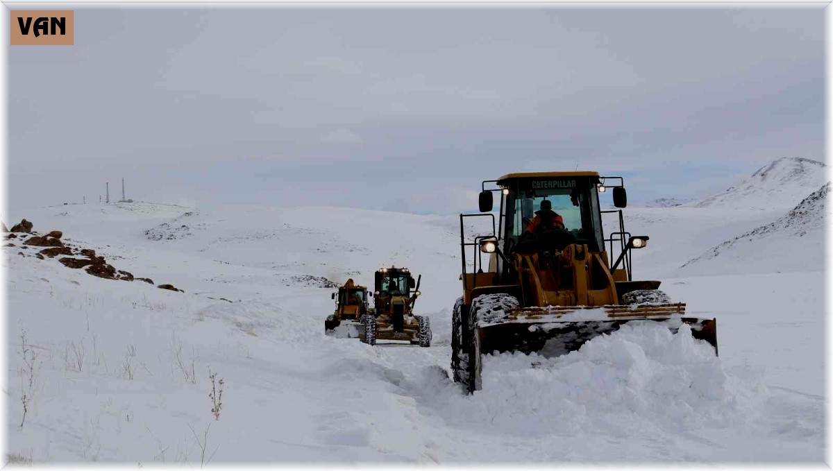 Van Büyükşehir Belediyesi çetin kış şartlarına meydan okuyor