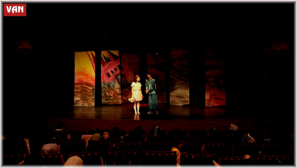 Van Büyükşehir Belediyesi çocukları tiyatro ile buluşturmaya devam ediyor