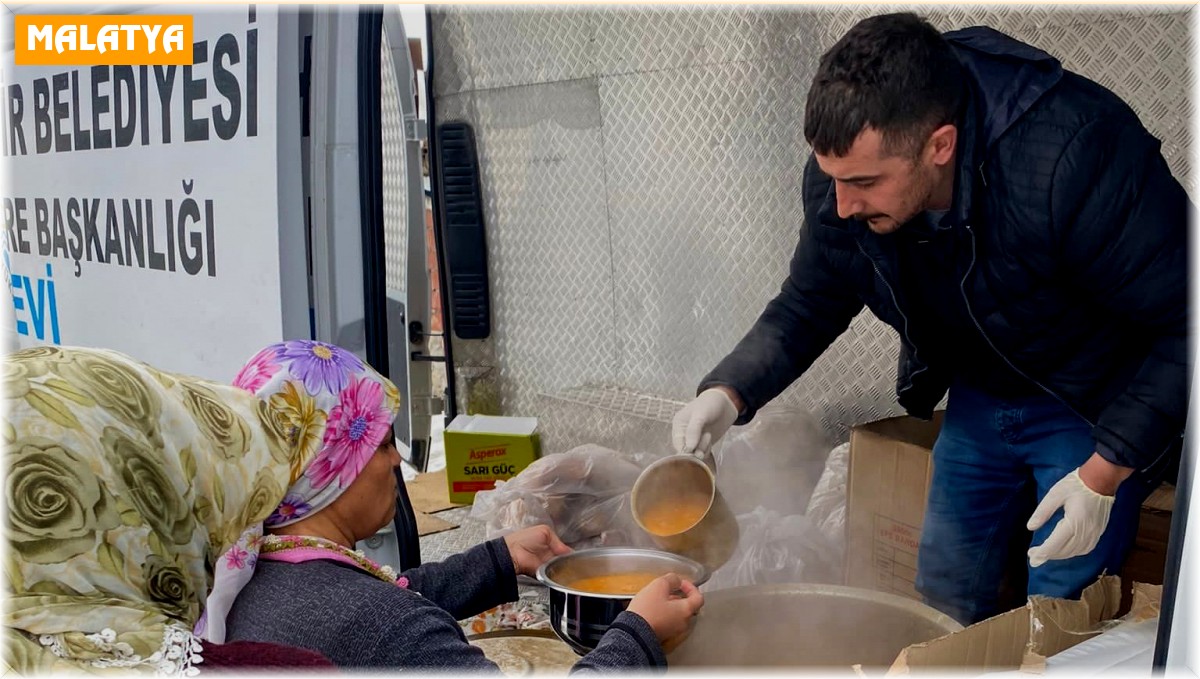 Van Büyükşehir Belediyesi deprem bölgesinde var gücüyle çalışıyor