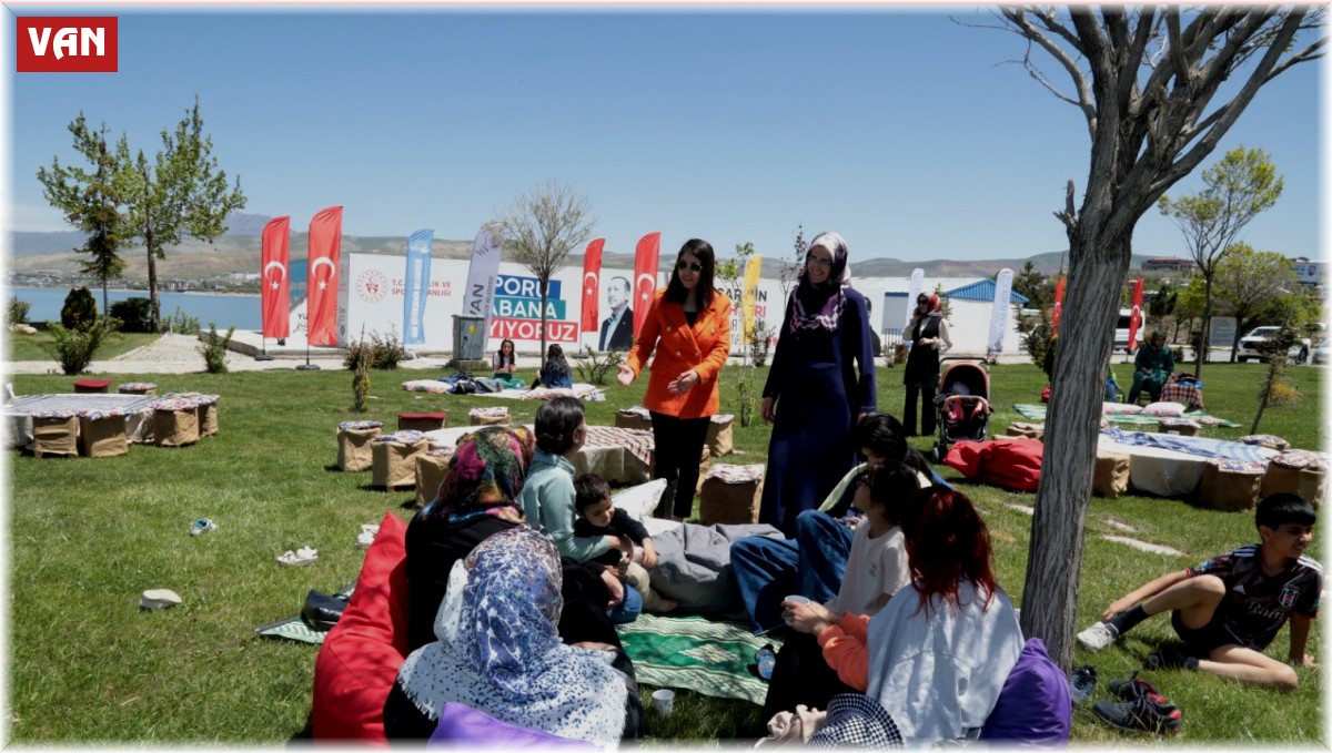 Van Büyükşehir Belediyesi depremzede aileleri Van Gölü kıyısında ağırladı