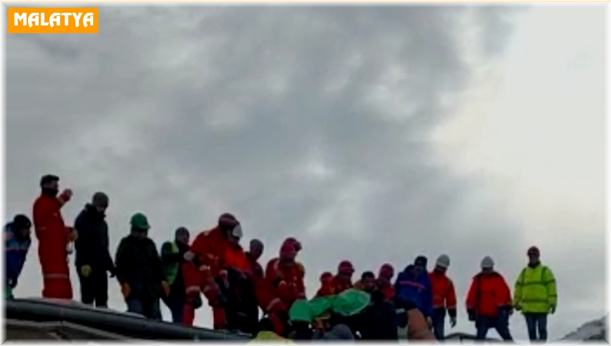 Van Büyükşehir Belediyesi ekipleri 59 saat sonra enkazdan bir yaralı daha kurtardı