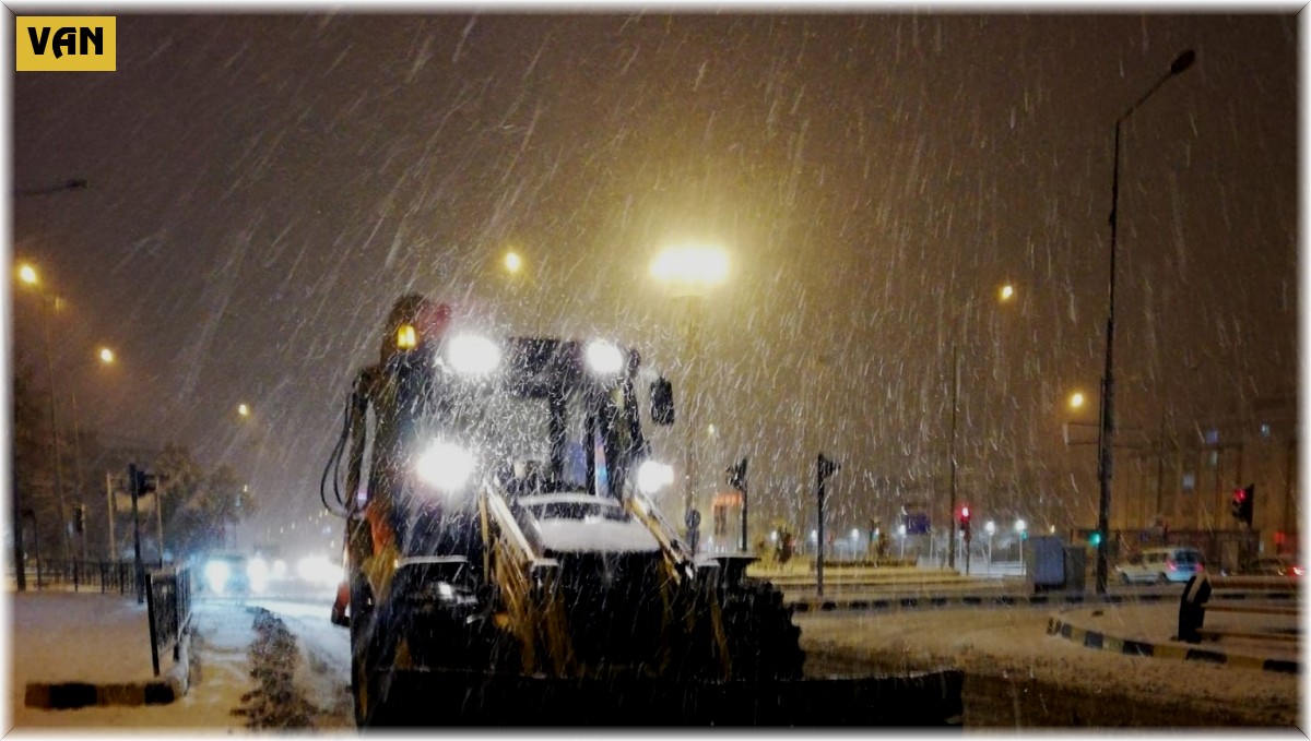 Van Büyükşehir Belediyesi ekiplerinden karla mücadele çalışması
