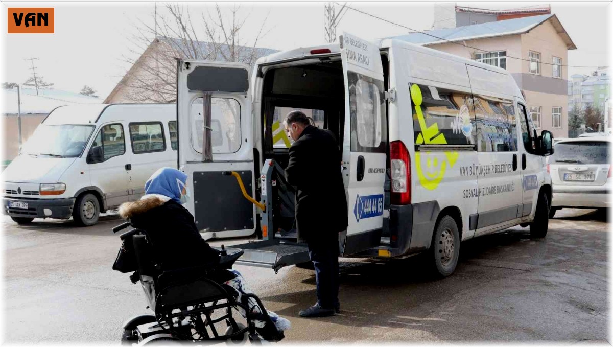 Van Büyükşehir Belediyesi engelli öğrenciyi üniversite hayallerine taşıdı