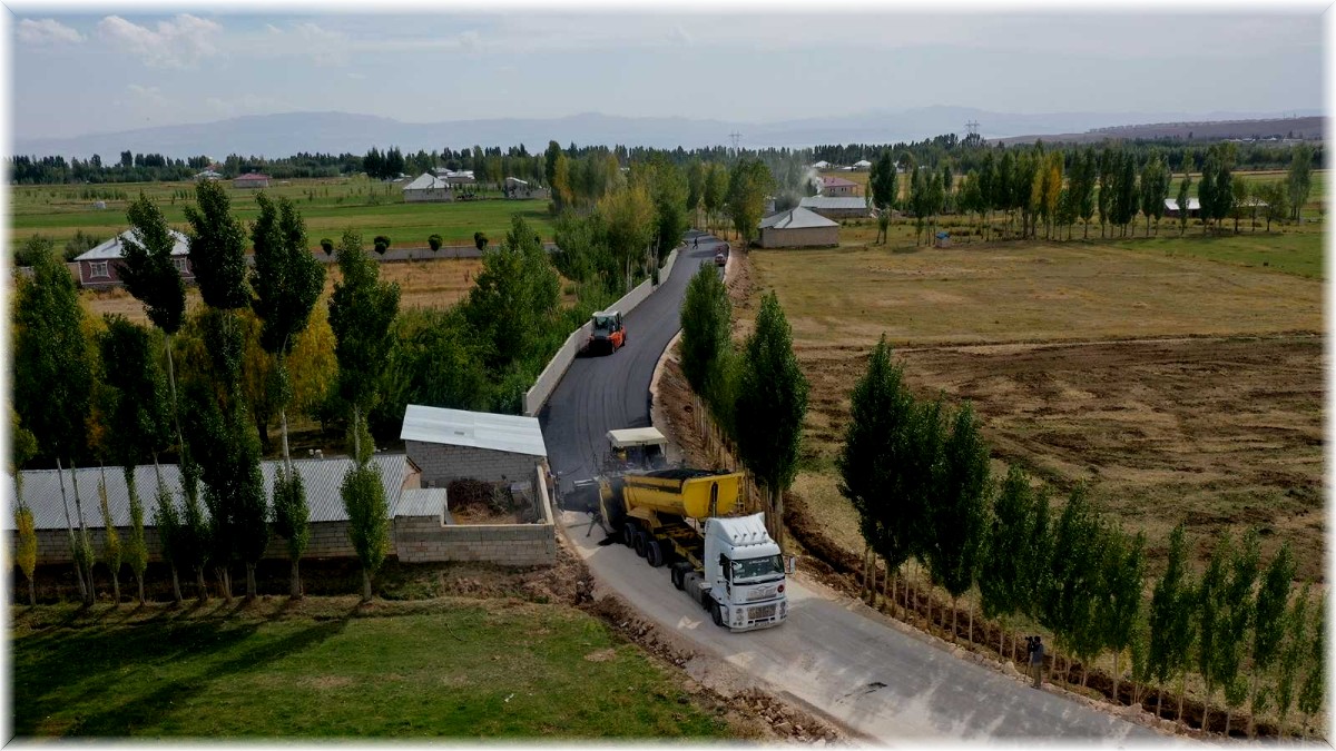 Van Büyükşehir Belediyesi Erciş'te 25,5 kilometre yol ve asfalt çalışması yapıyor