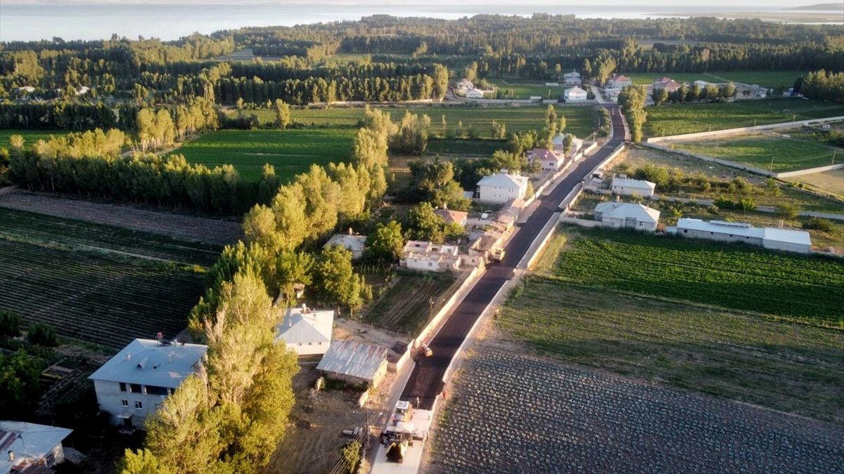 Van Büyükşehir Belediyesi Erciş'te asfalt çalışmalarını sürdürüyor