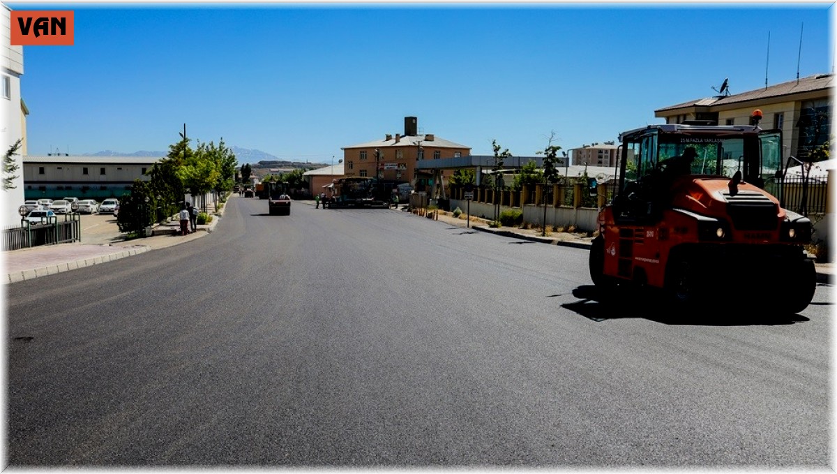 Van Büyükşehir Belediyesi Ethem Dede Caddesi'ni asfaltlıyor