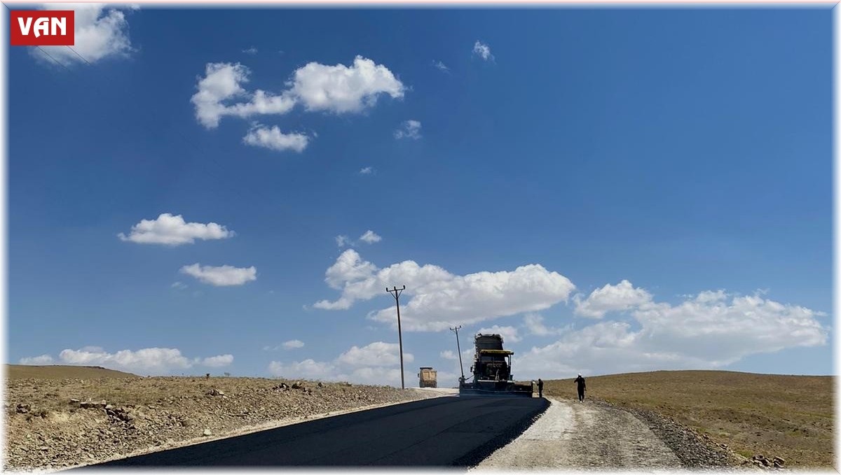 Van Büyükşehir Belediyesi Gürpınar'da 13 kilometrelik asfalt yaptı