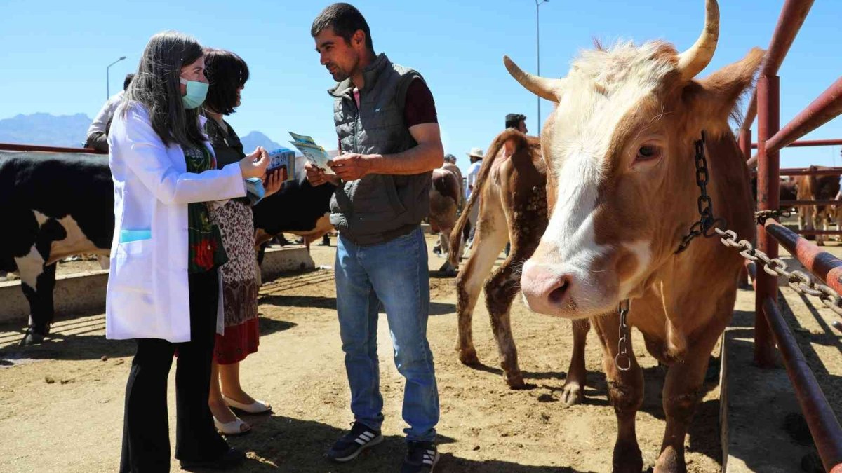 Van Büyükşehir Belediyesi hayvan pazarında bilgilendirme yaptı