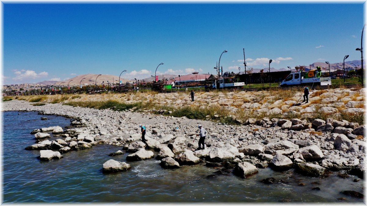 Van Büyükşehir Belediyesi ilaçlama çalışmalarına devam ediyor