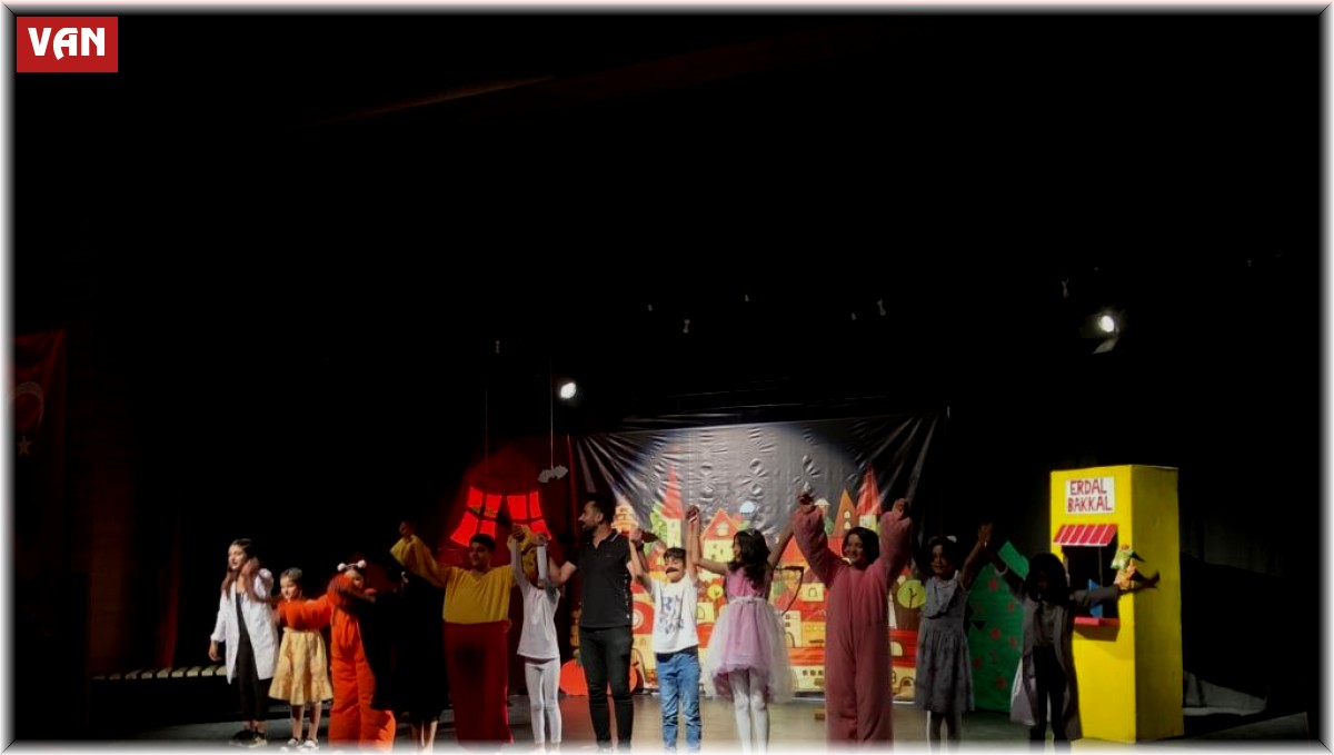 Van Büyükşehir Belediyesi ilkokul öğrencilerini tiyatro ile buluşturuyor