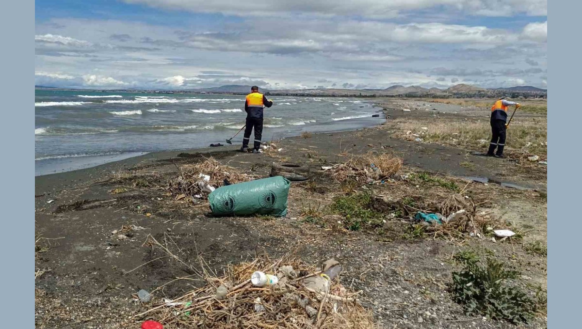 Van Büyükşehir Belediyesi inci kefali göç güzergahındaki dereleri temizledi