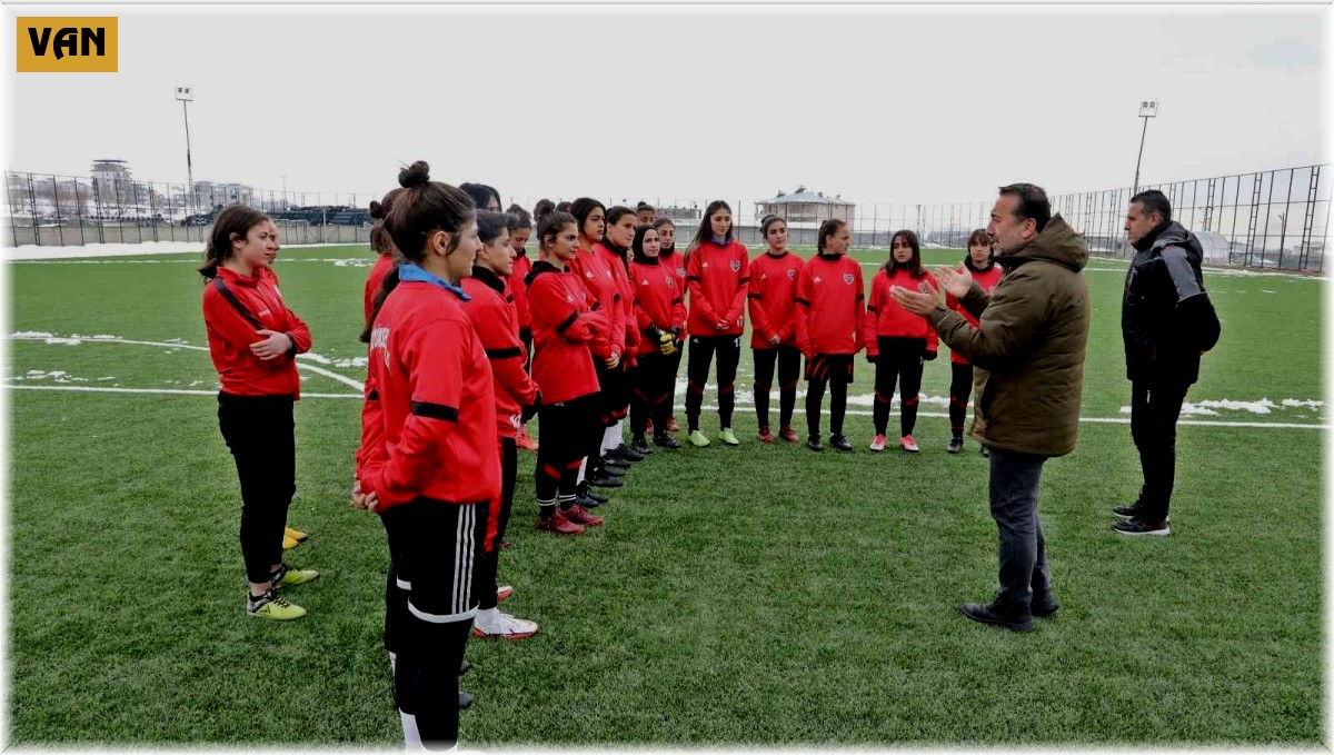 Van Büyükşehir Belediyesi Kadın Futbol Takımı ilk maçına hazırlanıyor