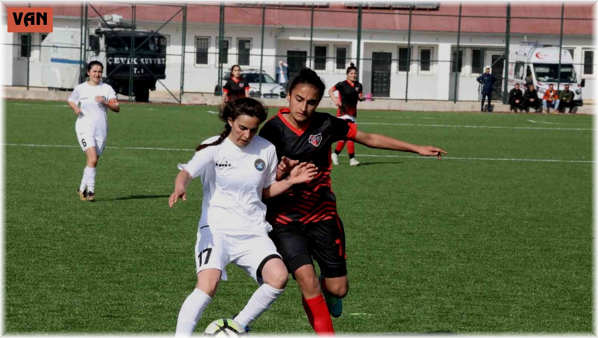 Van Büyükşehir Belediyesi Kadın Futbol takımı liderlik koltuğuna oturdu