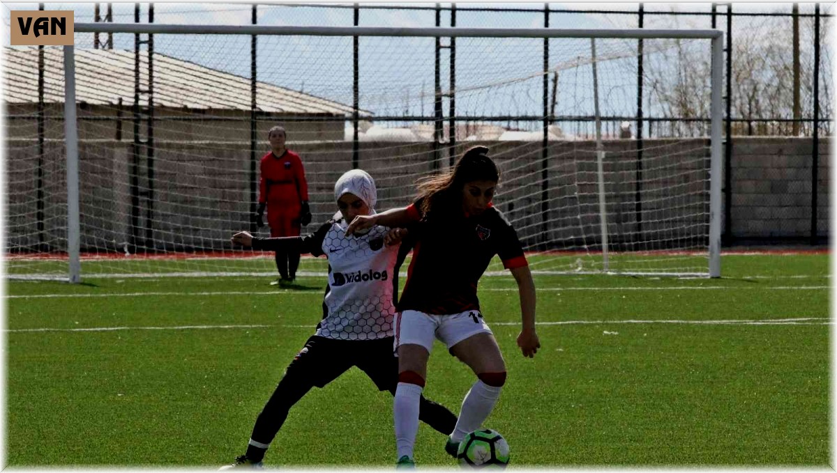 Van Büyükşehir Belediyesi Kadın Futbol Takımı namağlup liderliğini sürdürüyor