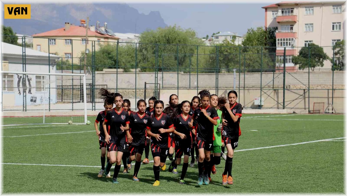 Van Büyükşehir Belediyesi kadın futbolunun tek adresi oldu