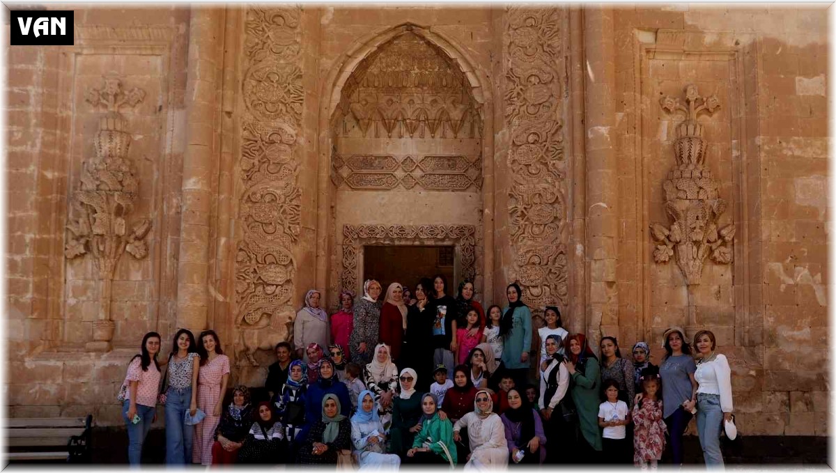 Van Büyükşehir Belediyesi kadın gezilerinde hedefi yarıladı