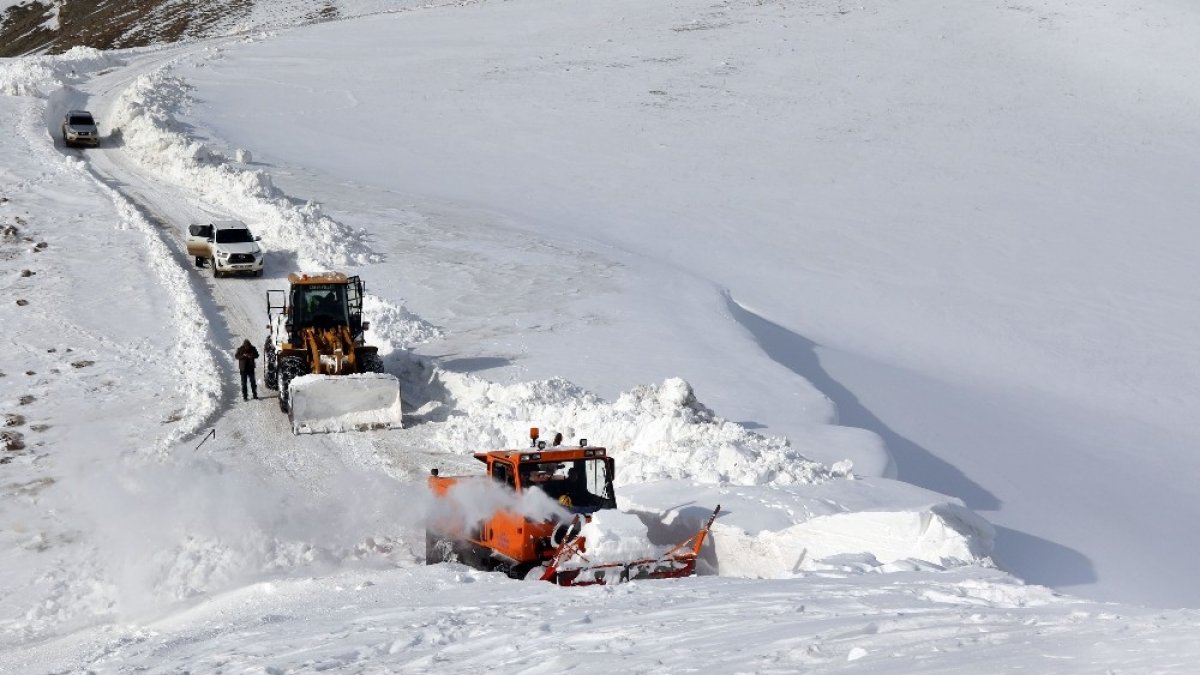 Van Büyükşehir Belediyesi karla mücadelede aman vermiyor