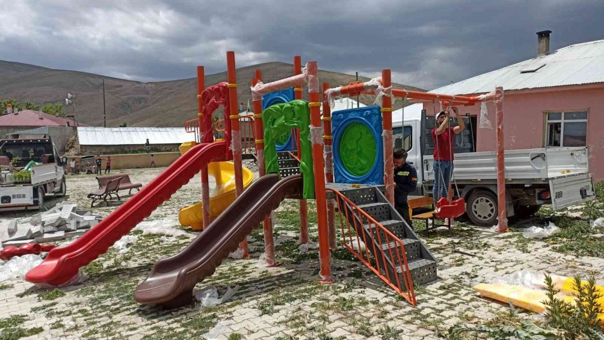 Van Büyükşehir Belediyesi kırsal mahallelerde çocuk oyun grubu kurdu
