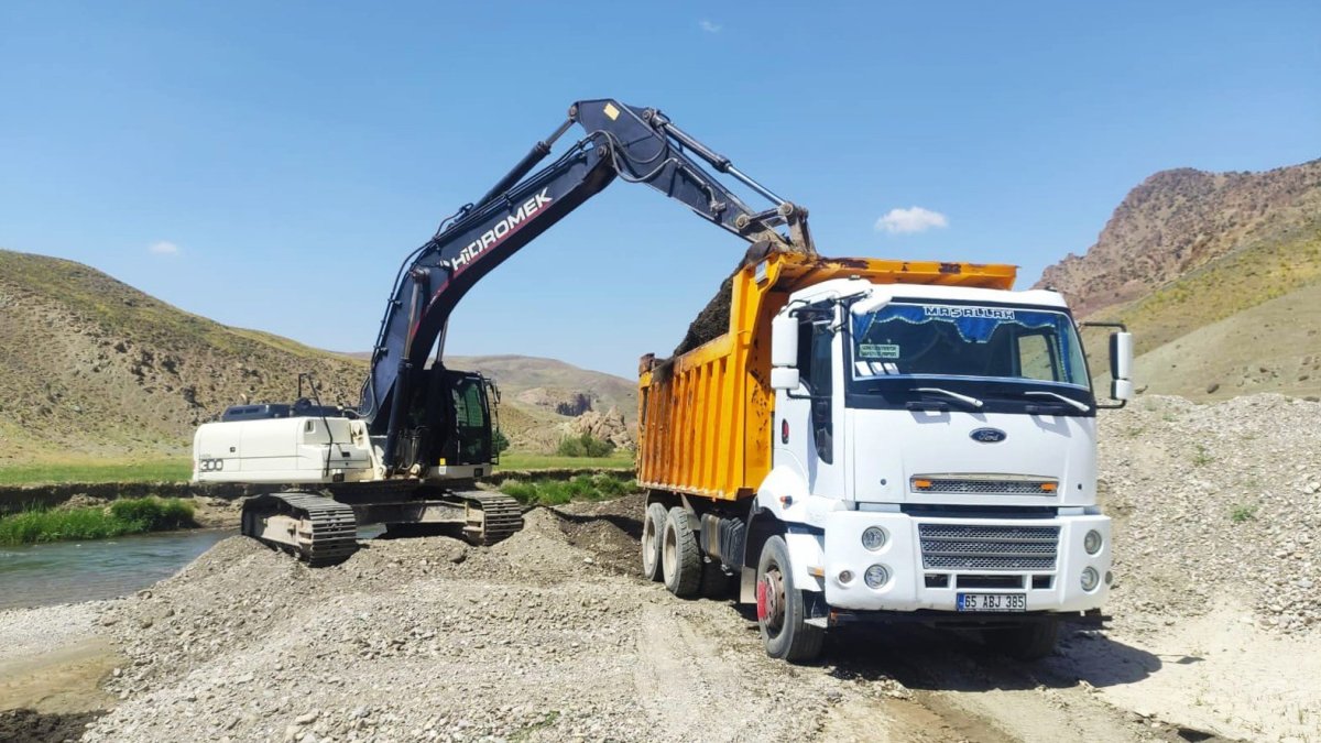 Van Büyükşehir Belediyesi kırsaldaki yol çalışmalarını sürdürüyor
