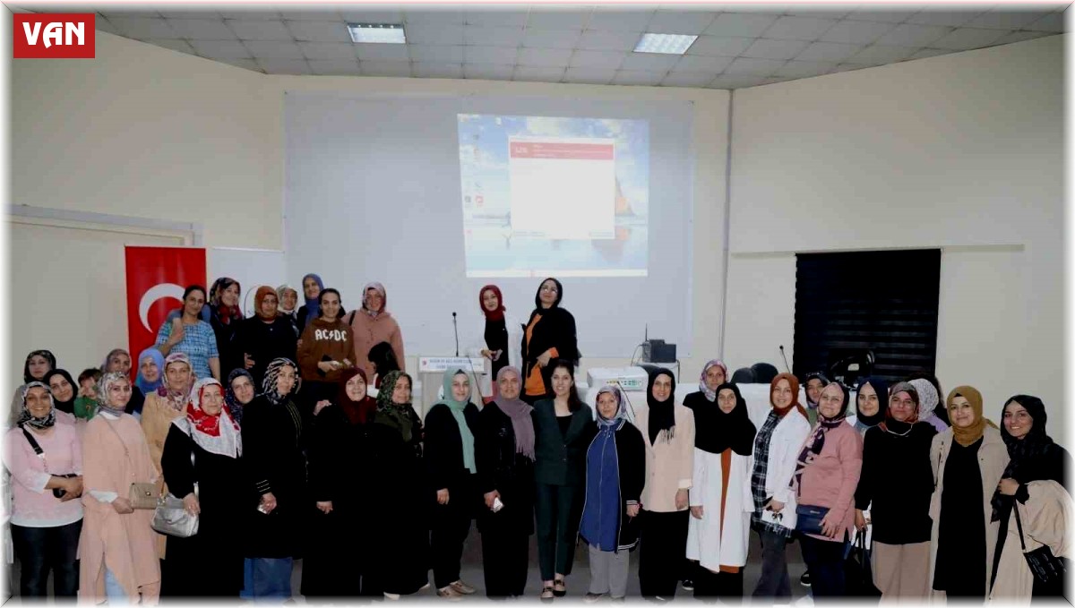 Van Büyükşehir Belediyesi kursiyerlerin Anneler Günü'nü kutladı