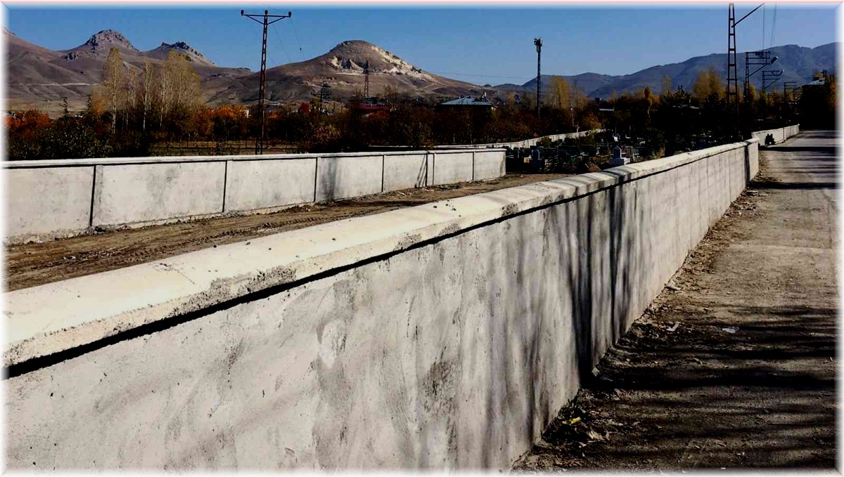 Van Büyükşehir Belediyesi mezarlıkların duvarlarını yeniliyor