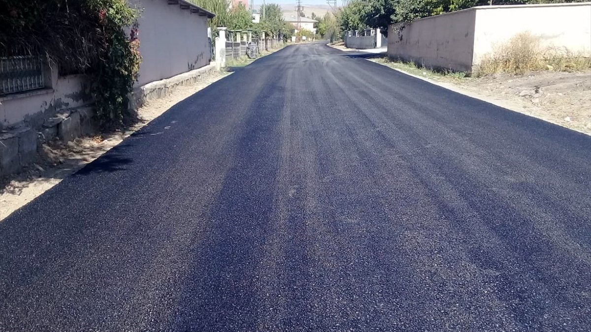 Van Büyükşehir Belediyesi Mollakasım Mahallesi yolunu yeniledi