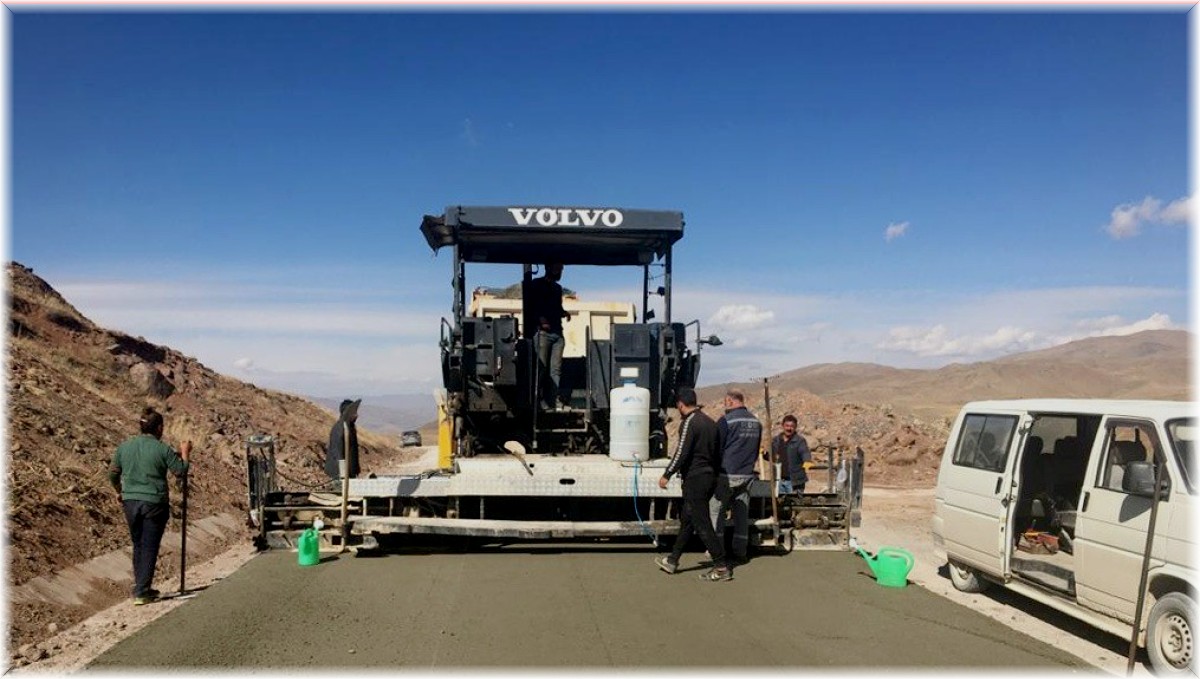 Van Büyükşehir Belediyesi Muradiye'de beton yol yapıyor