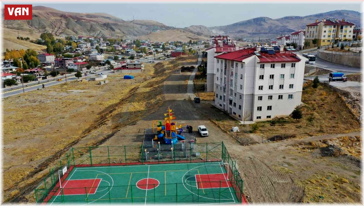 Van Büyükşehir Belediyesi'nden mahalle ve okullara spor sahası