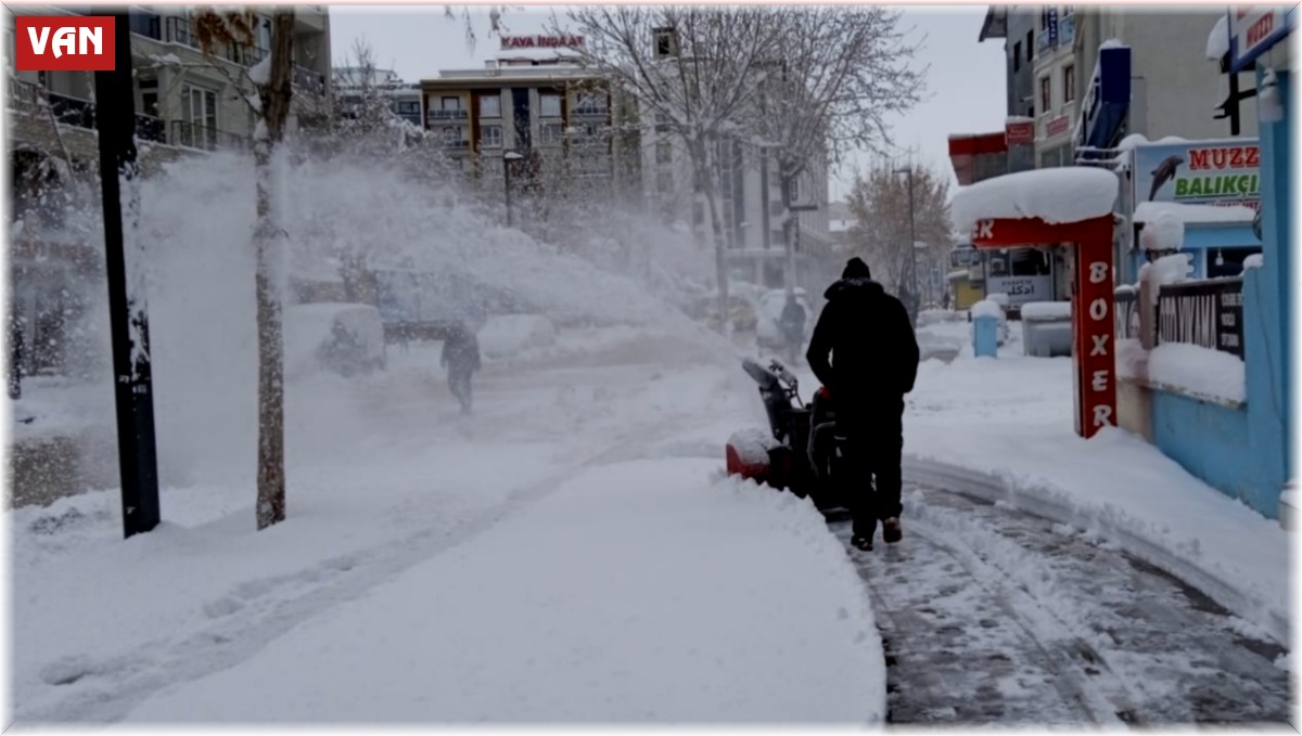 Van Büyükşehir Belediyesi'nden nisan ayında karla mücadele çalışması