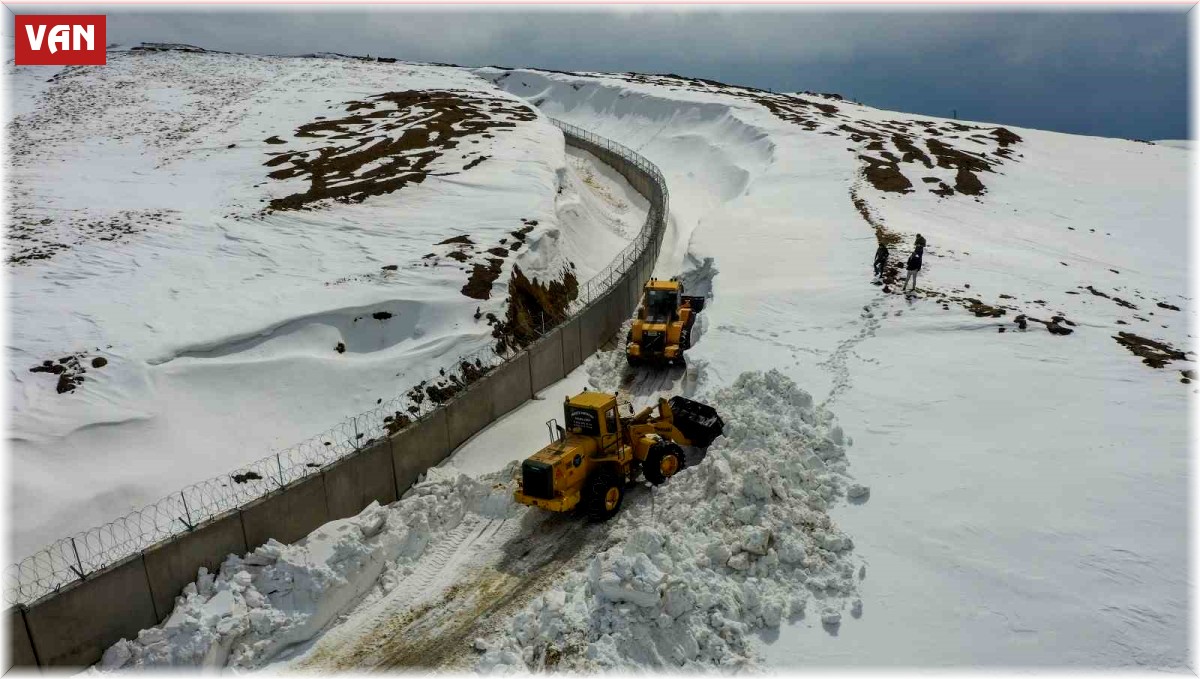 Van Büyükşehir Belediyesi'nden sınırın sıfır noktasında karla mücadele çalışması